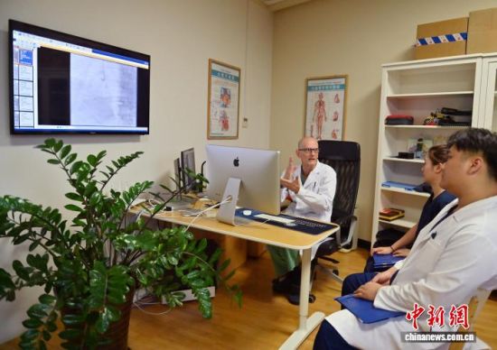 10��17���������L(zh��ng)����������(��һ)�������t(y��)���������g(sh��)��(j��ng)�(y��n)������ �z