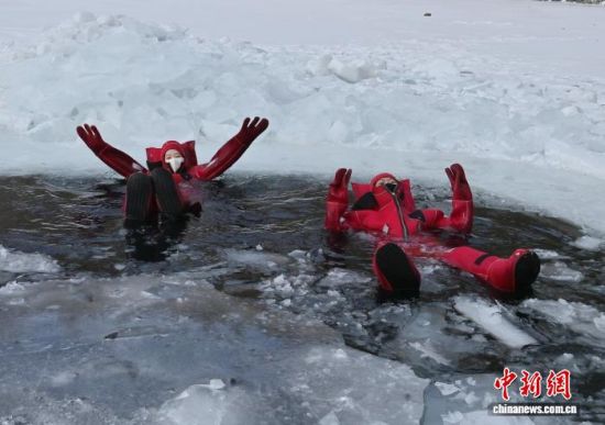 2��5�գ�����ʡ�L(zh��ng)������һ�(xi��ng)��(d��)�صı����(xi��ng)Ŀ���������ο�ǰ���w�(y��n)���ڇ�(y��n)������У����c��������Ŀ�ļtɫ�����b������ȻƯ���ڱ���֮�������܄e�µı�ѩ��Ȥ�������� �z